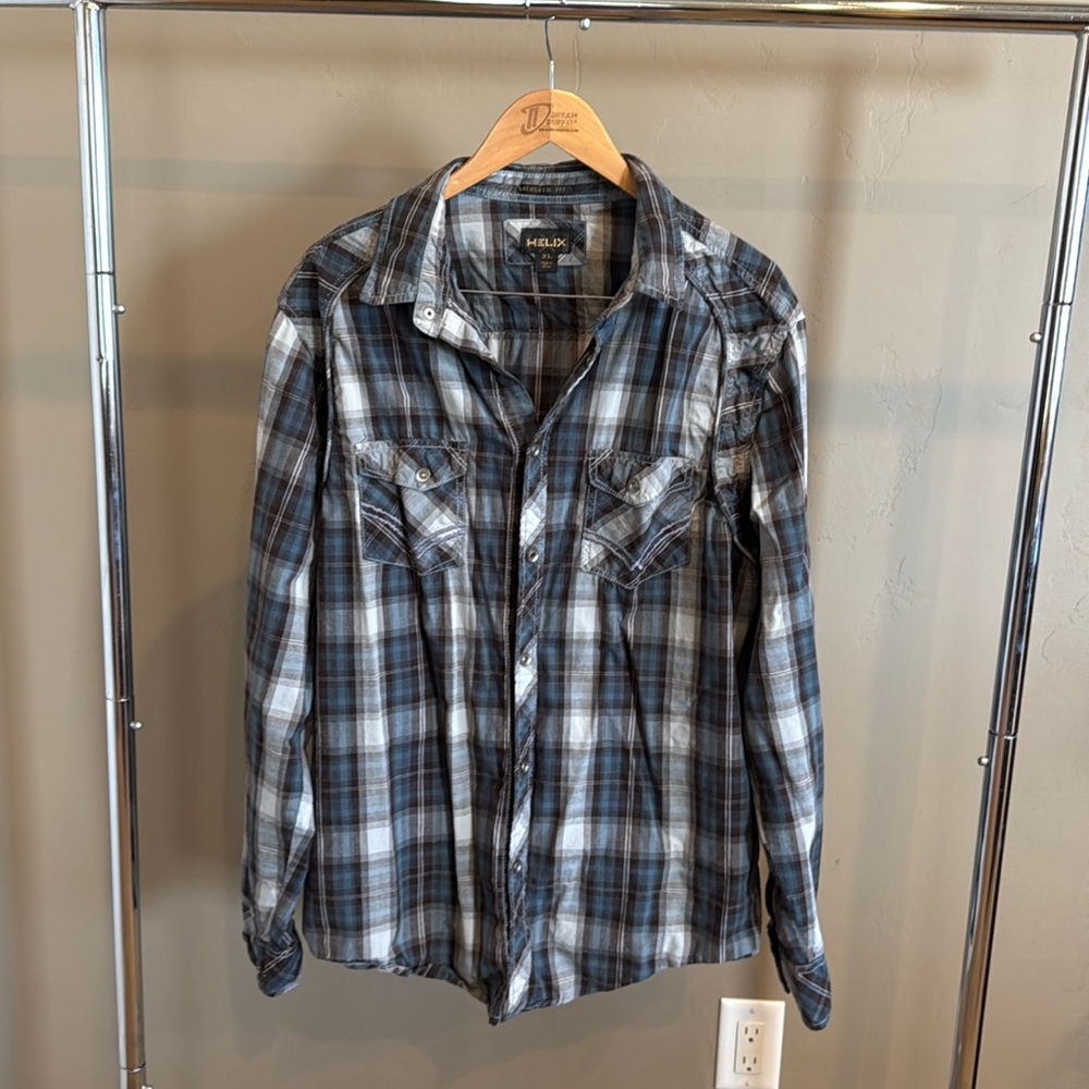 Men’s Helix Snap Button Down shirt, long sleeves. Athletic Fit, Size XL.